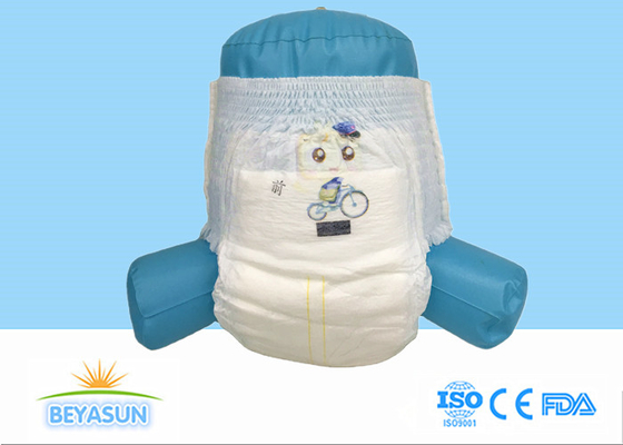 La bande dessinée se pose au bébé infantile de couche de couche-culotte tirent vers le haut le pantalon 3 couches
