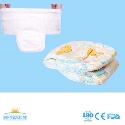Pp frontaux attachent du ruban adhésif au bébé tirent vers le haut le pantalon avec la bande colorée de taille de tissu