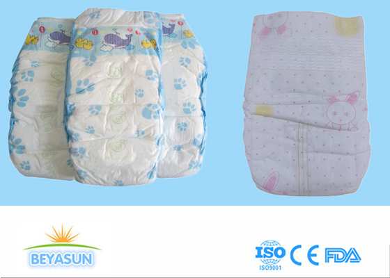 Les couches-culottes jetables mignonnes de bébé de la catégorie B dans des balles se vendent dans le Sierra Leone